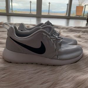 White Nike Roshe